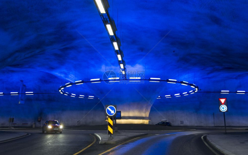 自然挪威格兰文瓦拉维克隧道的环形交叉路口拉达尔隧道是一条2451公里23英里长的公路隧道连接挪威背景的度和艾于兰联系基础设施图片