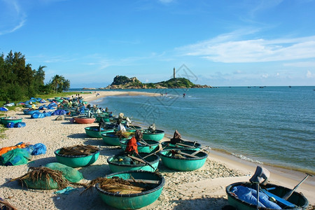 越南海滩沙滩上小船只图片