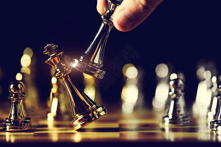 进攻人们成功的在棋盘游戏结束时实业家通过亲手将象棋推向成功竞争领导和战略管理George和策略管理CleadingandSpec背景图片