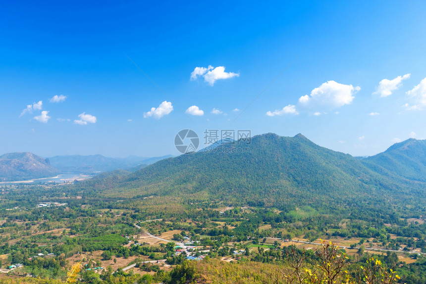 多雾路段草地质美丽的全景绿林山脉泰国罗埃省PhuThok公园蓝天空背景纹理带白云图片