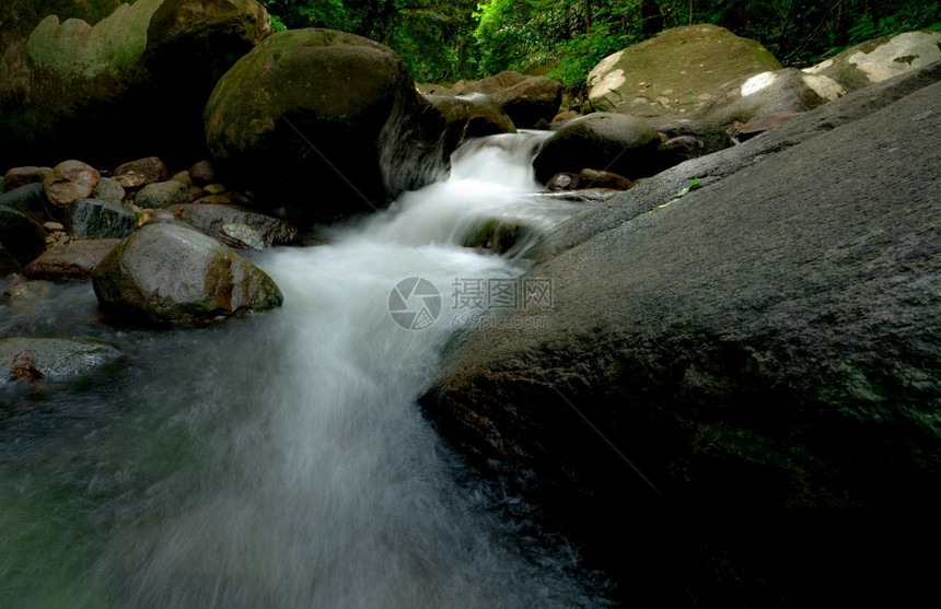 叶子热带森林自然背景的瀑布绿色季节旅行水流顺畅生态旅游在丰盛的野生瀑布风雨中绿季行走林地之瀑布冥想荒野图片