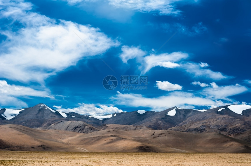 全景印度拉达赫TsoKar盐湖附近海拔460米北纬460米蓝色的高地图片