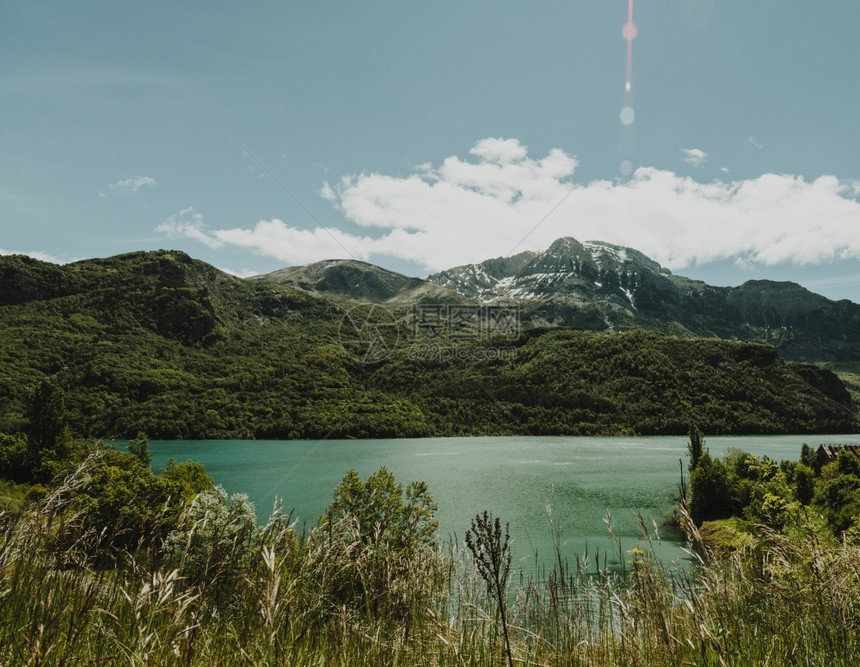 颜色山景湖岸被群包围的风景湖高分辨率照片被群山包围的风景湖高质量照片图片