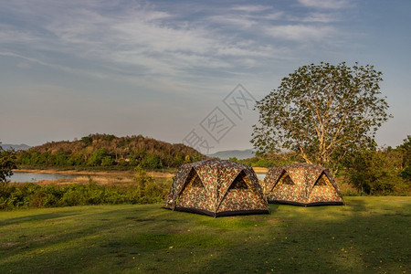 两个露营帐篷的景色在干燥地面上搭起了遮阳篷假期树空气背景图片