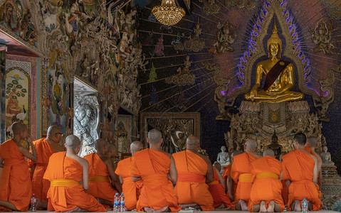 泰国僧侣亚洲仪式泰国曼谷20年月8日佛教僧侣在WatPariwasPariwas寺庙之夜祈祷并敬拜佛像二月背景