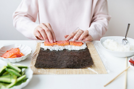寿司制作过程图片