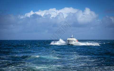 爱尔兰克拉县莫赫断崖的船水欧洲大西洋图片