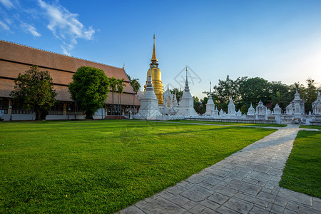 WatSuanDok是一座佛教寺庙是泰国清迈的主要旅游景点历史塔云图片