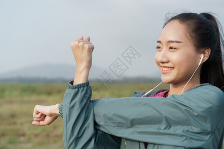 户外拉伸锻炼的年轻女子图片