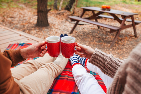 乡村的叶子户外秋天在阳台上的羊毛衣热茶杯子在温馨房背景的羊毛衫上热茶杯放在羊毛衣服上浪漫的高清图片素材