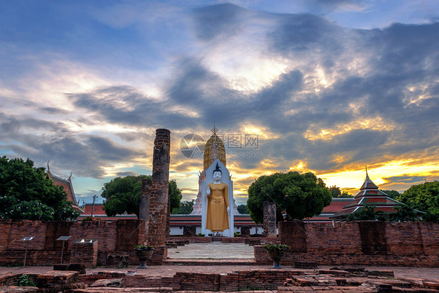 公园日落时的佛像是WatPhraSiRattanaMaha的佛教寺庙人们也称它为WatYai是一个佛教寺庙这是泰国Phitsan图片