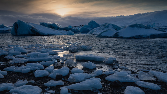 杰古沙龙湖乔库萨隆冰川环礁湖日落欧洲冰岛冬季环境天海滩背景
