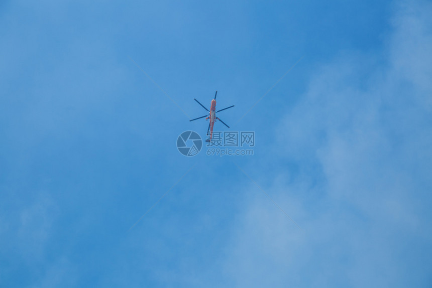喷2019年月4日希腊MoniOsiouPatapiou市直升机飞来灭火损害行动图片
