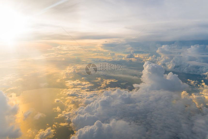 日出时白云和蓝天空从中窗口上方查看天空景观自然航图片