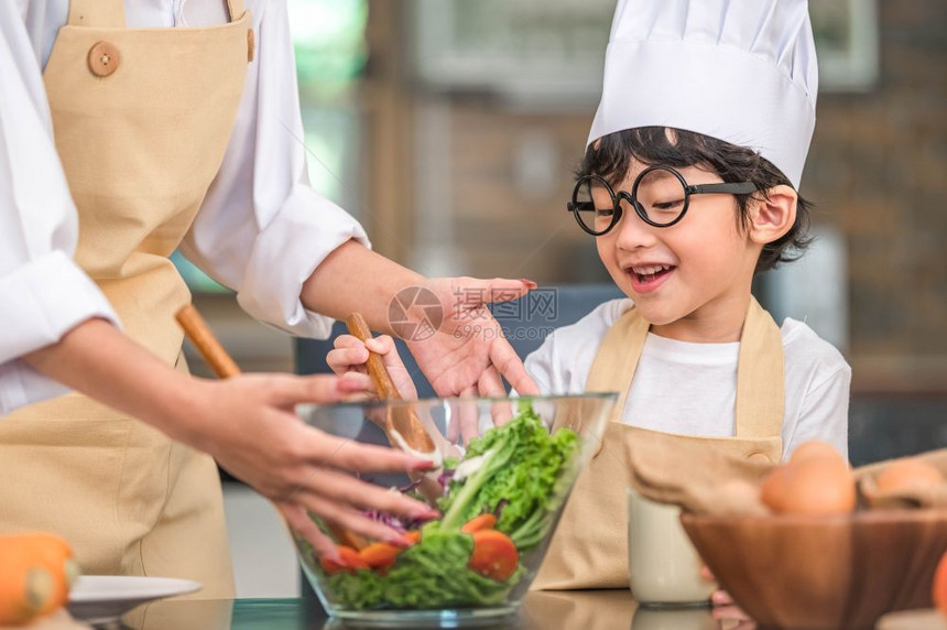 父母可爱的做饭亚洲小可爱男孩在家庭厨房里和妈一起做饭很滑稽人们的生活方式和家庭自制食物原料概念两个泰国人制作了由水生食物沙拉感兴图片