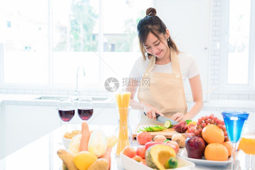妇女在厨房做饭和切菜餐桌上满食物和水果的烹饪切除蔬菜假日和幸福概念自由黄瓜晚餐图片