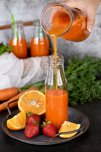 脱毒饮料新鲜制成胡萝卜草莓橙汁为监测健康的人生营养监视器图片