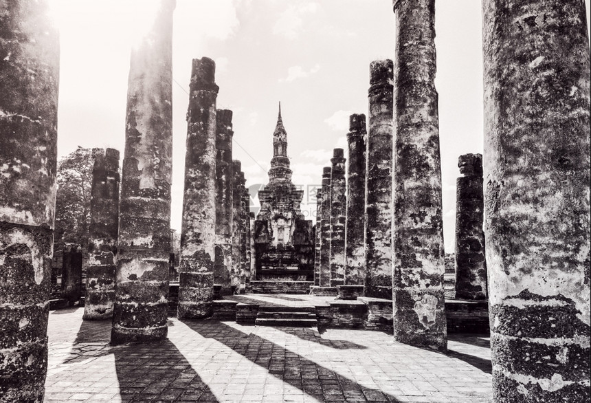 文化古老的教堂在泰国苏霍省Sukhothai历史公园地标Sukhothai的神庙WatMaha那明日光下的废墟柱语气摩诃图片
