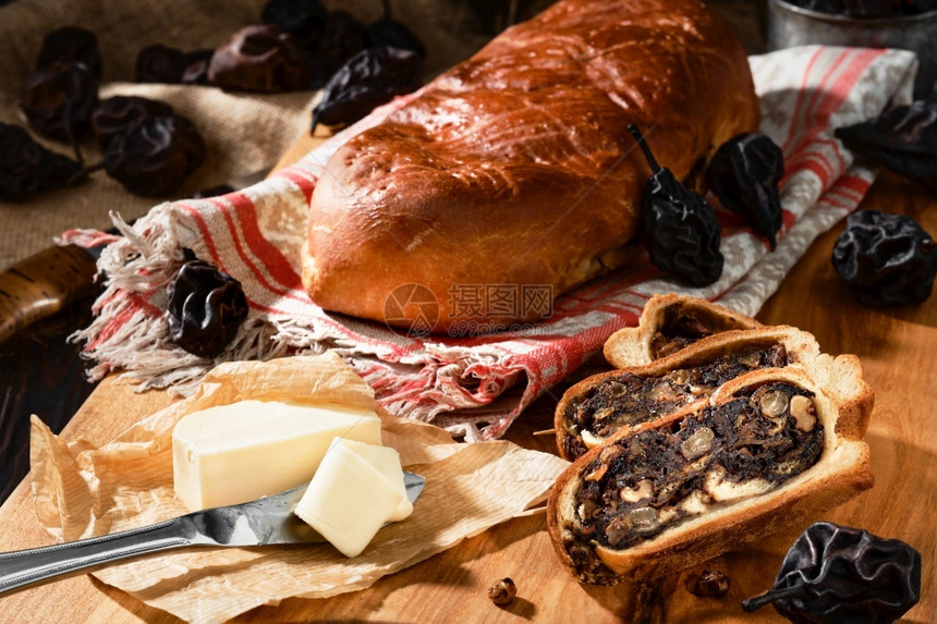 假期收成瑞士梨面包或Birnbrot是传统饼干上面塞满了梨和水果切片松饼杂草黄油以及横向摄影团体图片