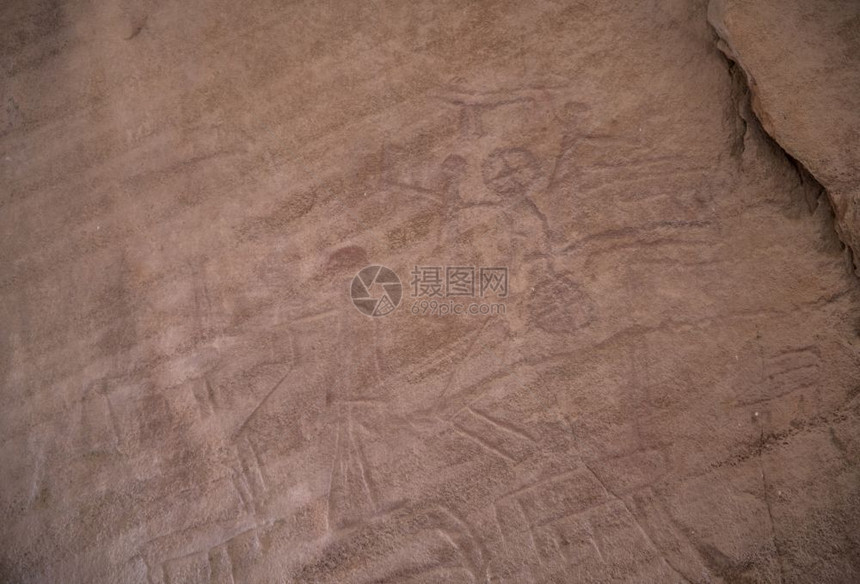 阿拉瓦大约老的在外表岩石面可以看到几十张岩石图画大多数绘都是动物Ibex和鸟类鹿以及猎人周围的岩石上是矿洞和隧道笑声图片