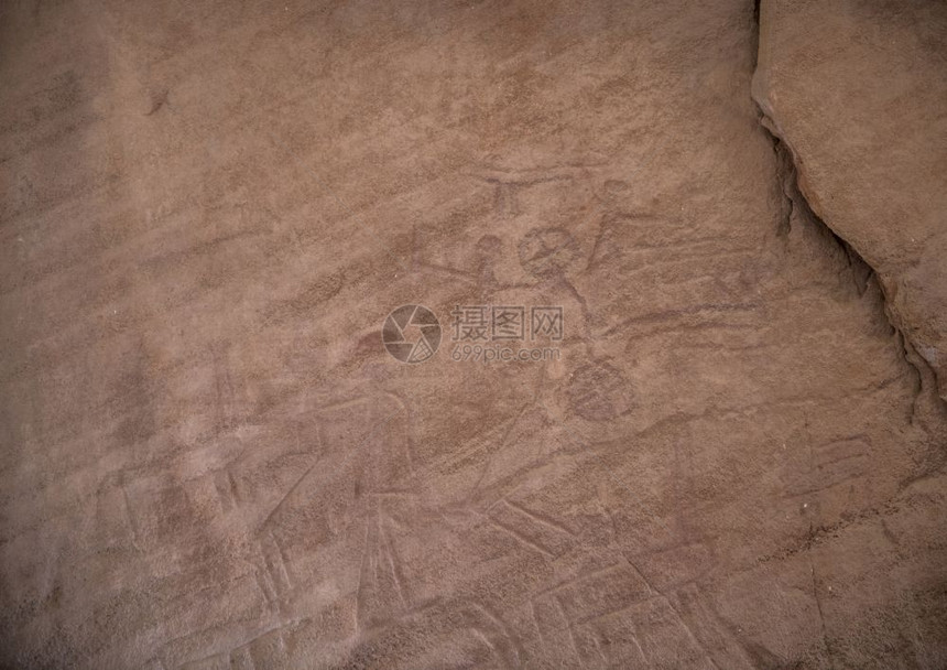 在外表的岩石面可以看到几十张岩石图画大多数绘都是动物Ibex和鸟类鹿以及猎人周围的岩石上是矿洞和隧道笑声历史矿业结石图片