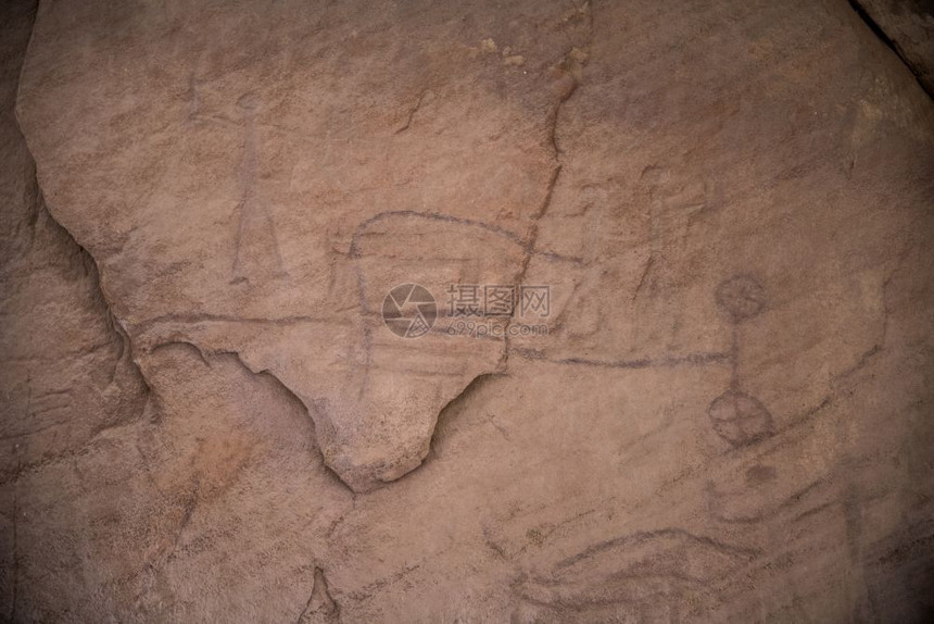 游客阿拉瓦艺术在外表的岩石面可以看到几十张岩石图画大多数绘都是动物Ibex和鸟类鹿以及猎人周围的岩石上是矿洞和隧道笑声图片