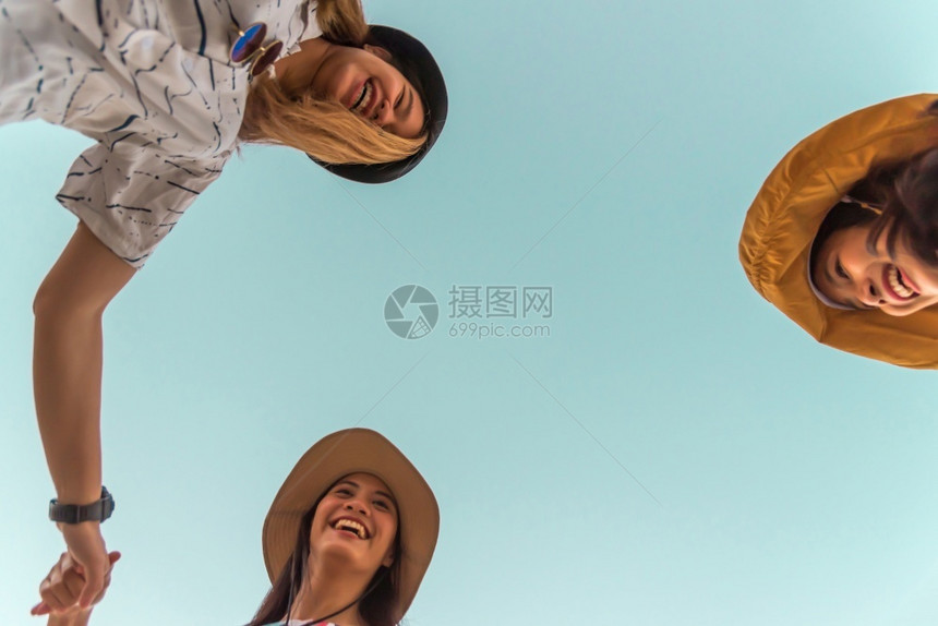 活动亚洲人3名女低角度视野可爱三个亚洲女低角度视握手圈环绕着连续镜头在下面拍摄概念旅行快乐和有趣的生活方式友谊PastelVes图片