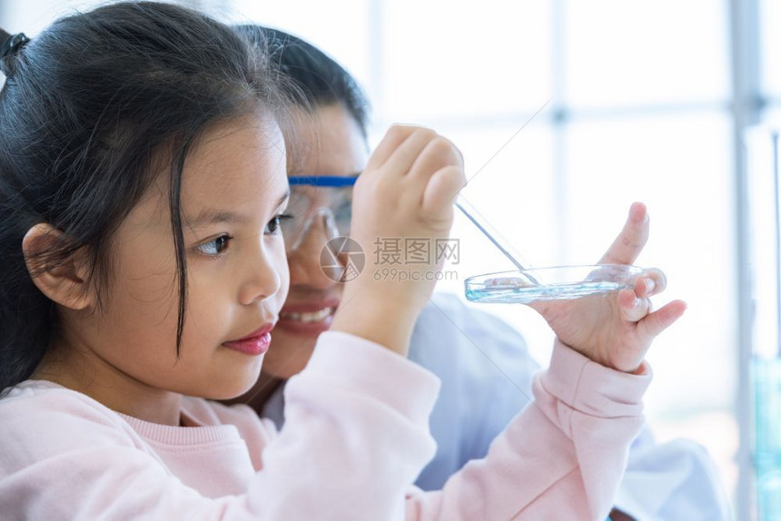 孩子们科学微型和纳米技术电子保健和医疗概念合在一起实验室教将液溶含管塞的溶连同教育与科学和纳米技术电子保健和医疗概念一起送入图片