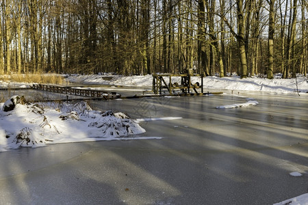 荷兰冰在人工湖中间的混凝土实验室测试装置早在冬季开发三角洲工程时使用过的间Waterloopbos河下着雪滑铁卢布斯背景图片