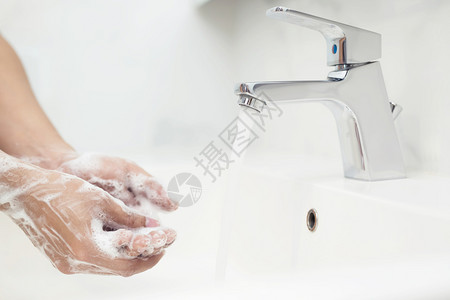 使用肥皂洗手消毒杀菌特写图片