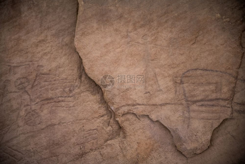 图纸在外表的岩石面可以看到几十张岩石图画多数绘是动物伊布克斯和小鹿以及猎人周围的岩石是采矿洞和古老的地道从基督之前的welfhu图片