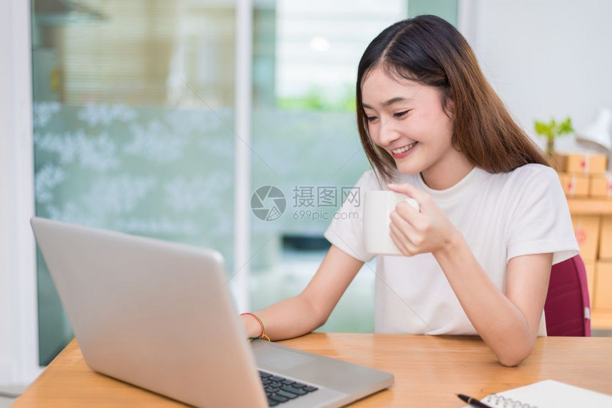 女士钱亚洲在办公室商业营销和兼职概念中使用笔记本电脑和互联网时享受生活在网上购物和商业成功主题上愉快地做工作乐的心情女商人图片