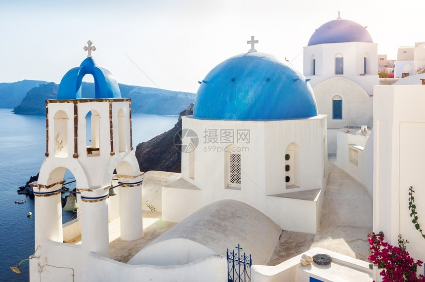 蓝色的采取希腊Santorrini岛的Oia村世界著名的传统洗白沙丘和房屋希腊日落光图象火山图片