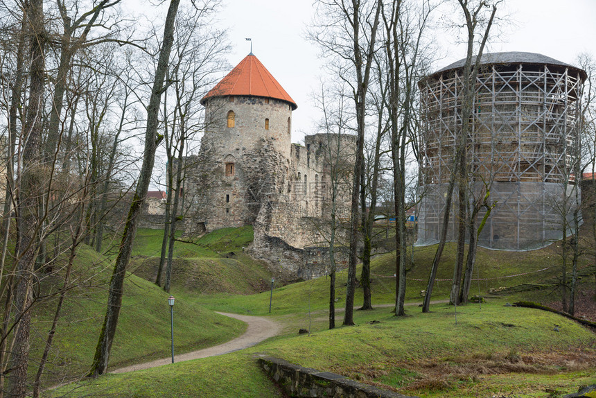 著名的欧洲树木2019年月2日拉脱维亚十三世纪城市塞西斯堡秋末有公园历史建筑图片