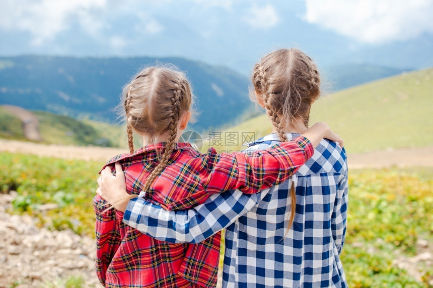 年轻的小屋酵素夏天放暑假的小孩美丽快乐小女孩在雾中山上的小姑娘儿们图片