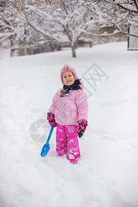 雪地里玩耍的孩子图片