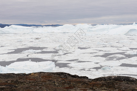 变暖格陵兰的北极地貌与冰山格陵兰的北极地貌在迪斯科岛周围有冰山环境川图片