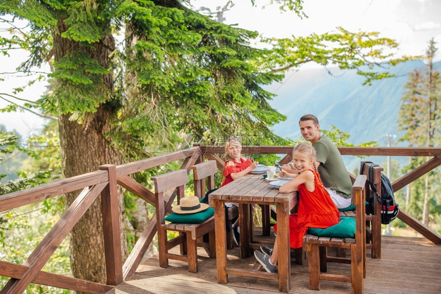 户外美丽的闲暇幸福家庭在令人惊叹的餐厅里风景优美图片