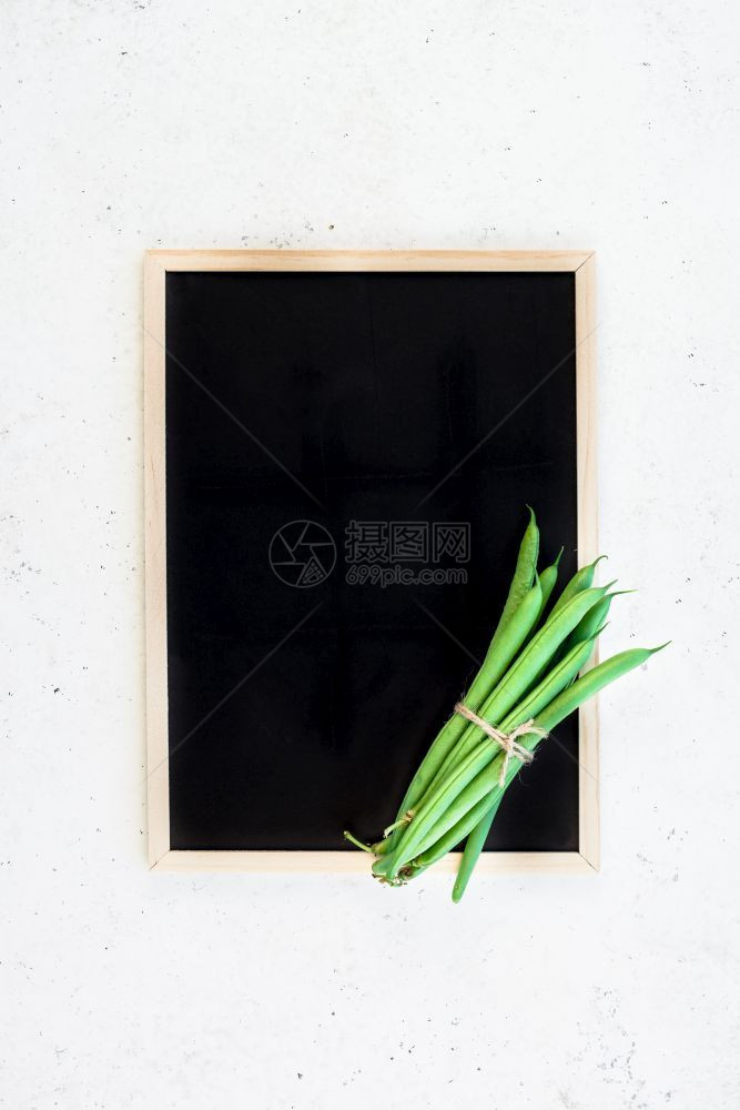 细绳年轻的有创意扫描工作风格平板最顶端是新鲜绿豆黑板贴在白色混凝土桌上的背景复制空间最小房屋烹饪概念模板用于博客或食谱书躺着图片