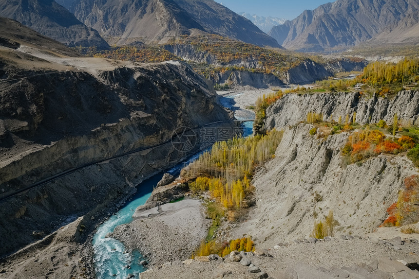 顶峰远足秋季在巴基斯坦卡拉科姆山脉GilgitBaltistan的Karakoram山眼中风碧绿蓝水河沿Karakoram高速公图片