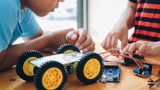 闲暇手制汽车模型工作电子集中男孩在实验室制造机器人的建筑工程早期开发暗展创新现代技术概念和新颖现代的按钮学习高清图片素材