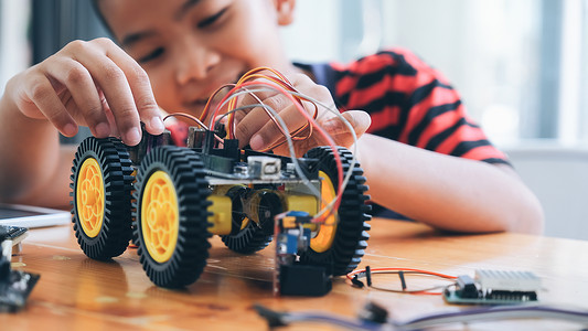 标识人们手制汽车模型工作电子集中男孩在实验室制造机器人的建筑工程早期开发暗展创新现代技术概念和新颖智力亚洲高清图片素材