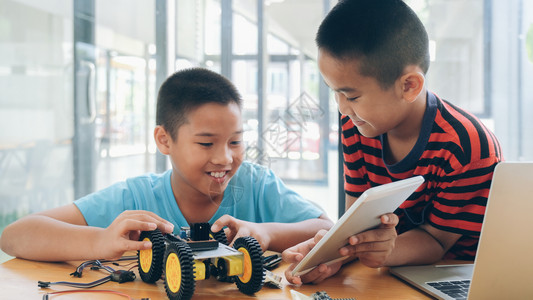 标识手制汽车模型工作电子集中男孩在实验室制造机器人的建筑工程早期开发暗展创新现代技术概念和新颖亚洲学习建造高清图片素材
