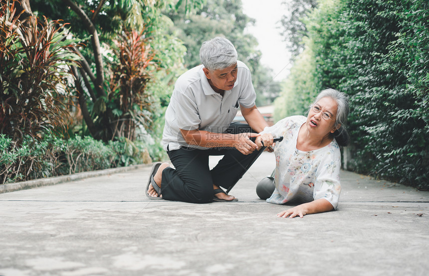 亚洲高龄妇女在家里躺地上摔倒她家的年长妇女是在门口被打倒痛苦地哭泣和丈夫来帮助支持老年保险和健概念之后强调人们关心图片