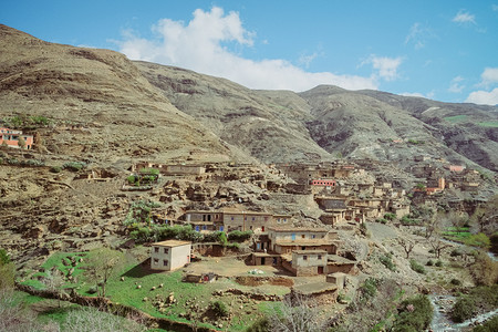 小孙庄在摩洛哥阿特拉斯山脉农村地区一个小庄在阿特拉斯山脉农村地区有旧的平板泥梯田屋顶大楼景观结石荒野背景