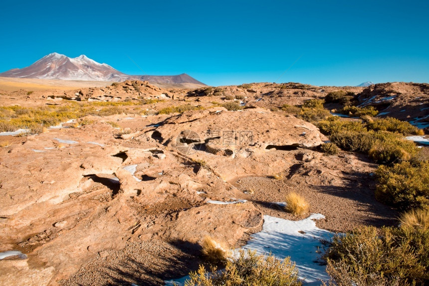 干熔岩的层背景是CerroMiniques山位于Altiplano高安第斯原洛弗拉门戈保护区智利阿塔卡马沙漠南美洲安托法加斯塔户图片