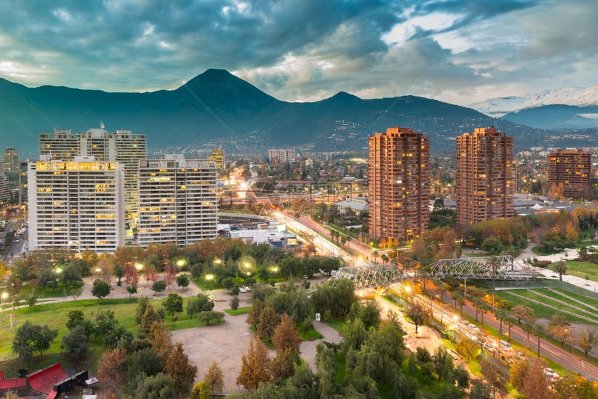 智利圣地亚哥LasCondes区和Manquehue大道高视后面是Manquehue山键建筑学发光的图片
