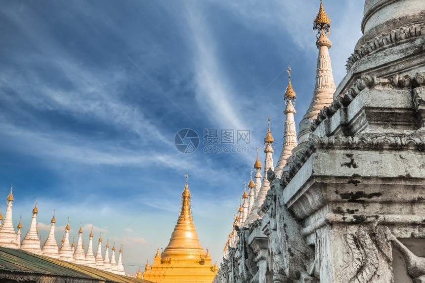 著名的地标在缅甸曼德勒Mandalay有一连排白色塔的金桑达穆尼塔由佛教寺庙组成的惊人建筑固都多图片