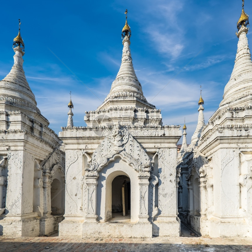 奇迹白色的惊人缅甸曼德勒佛教寺庙令人惊叹的建筑位于缅甸曼德勒Mandalay缅甸旅游地貌和目的图片