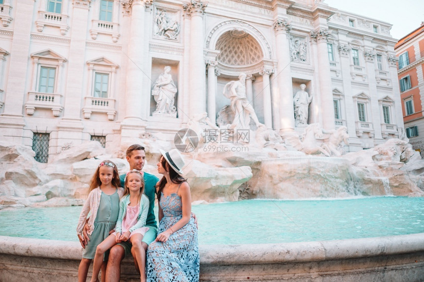 建造在意大利罗马的TreviFonuntain旅行家庭硬币在欧洲旅行度假节日上一起微笑的年轻父母和小孩们快乐旅行祝你好运气氚核图片